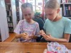 Мастер-класс по плетению из резинок в Яснэгской библиотеке – от наших читательниц!